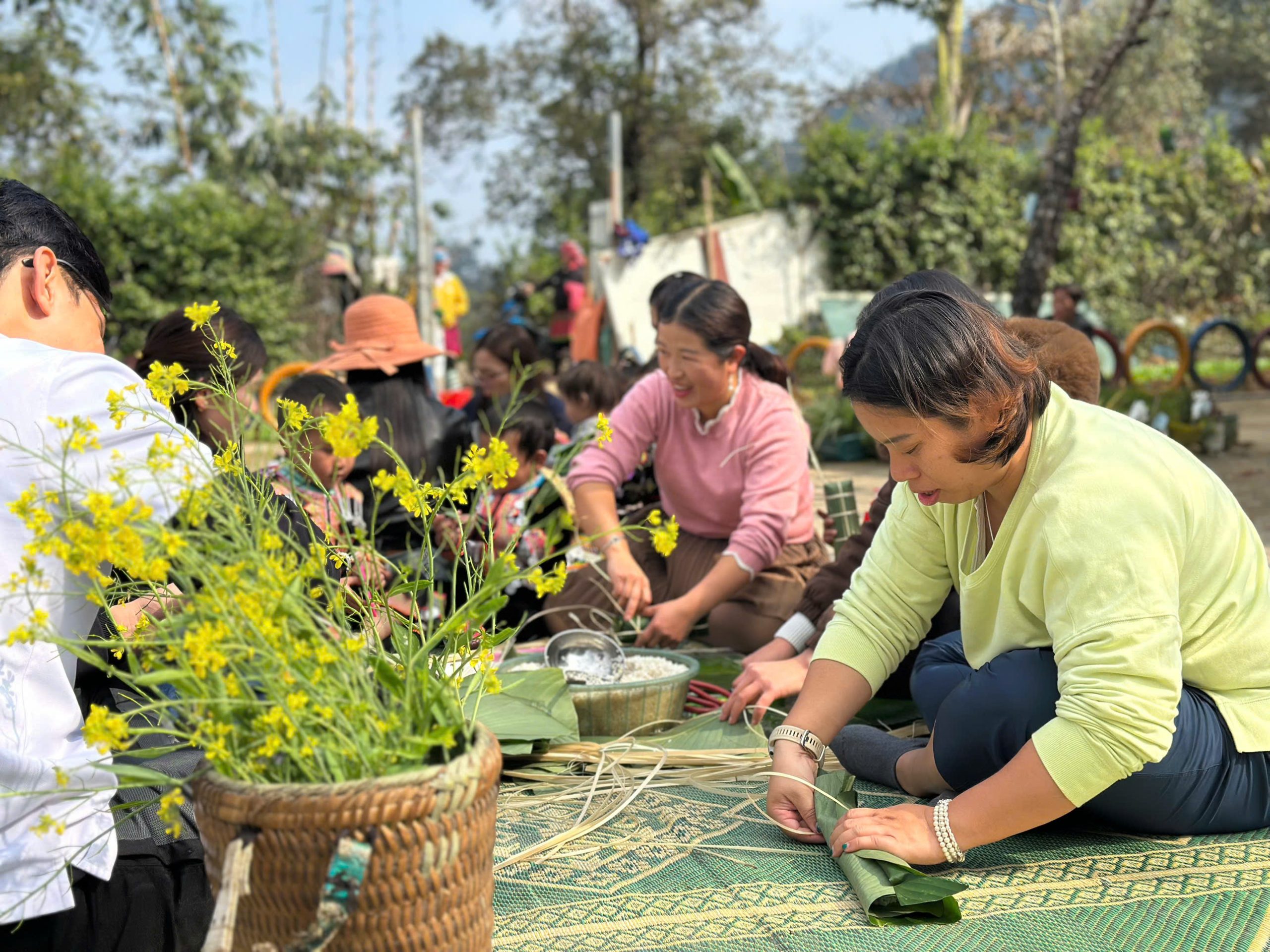 Lá lành tham gia gói bánh chưng, bánh tét tại điểm trường Kháo Chu - Yên Bái.