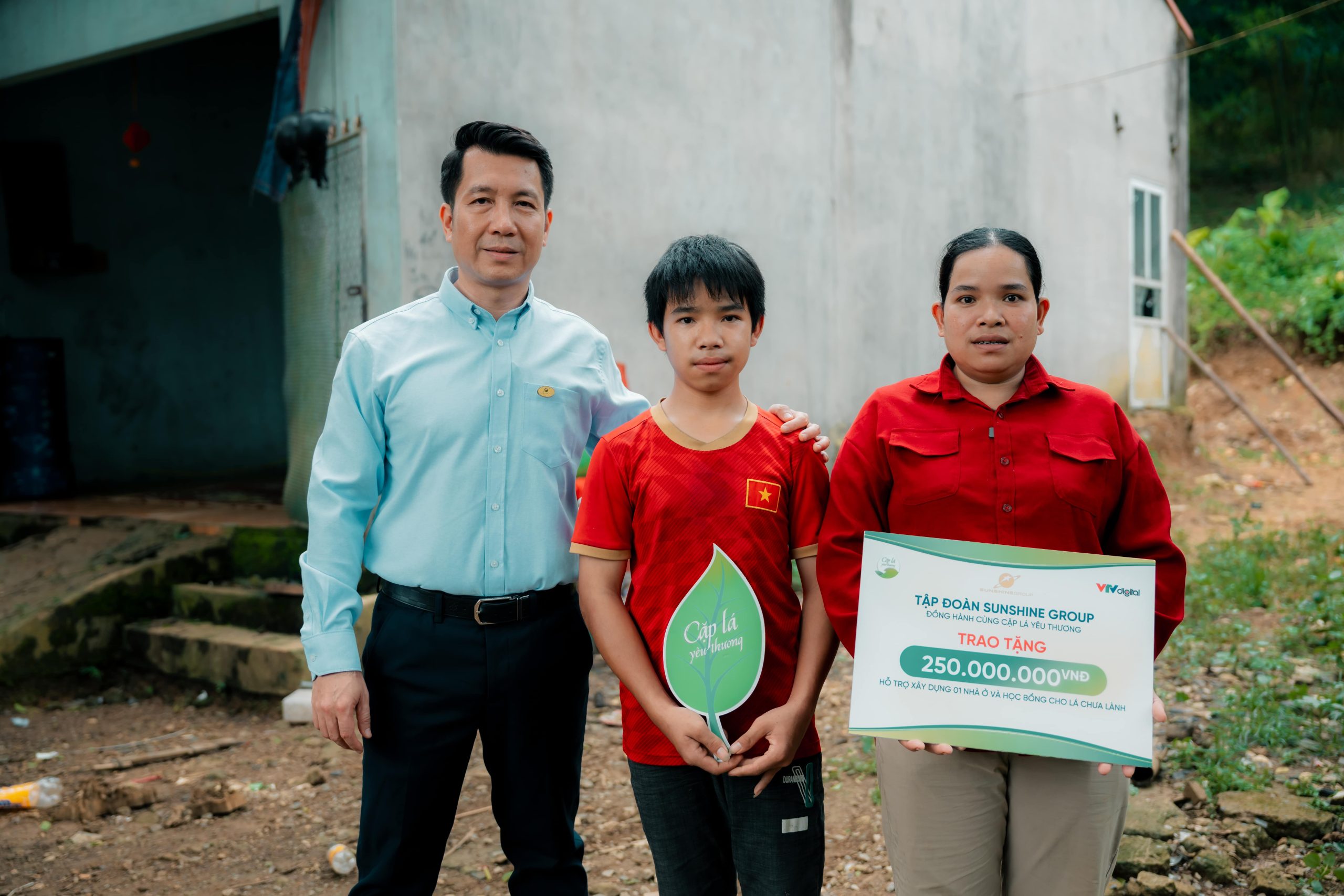Sunshine Group và gia đình em Trương Quốc Cường trong chương trình Cặp lá yêu thương.
