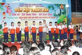 Học sinh trường THPT Chuyên Hà Nội – Amsterdam trao yêu thương từ những chiếc bánh ngọt ngào