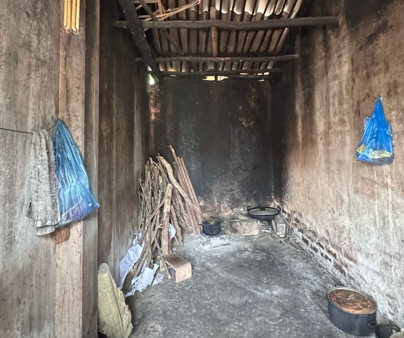 Không gian sống nhiều thiếu thốn trong căn nhà nhỏ của bà cháu em Phương Ly
