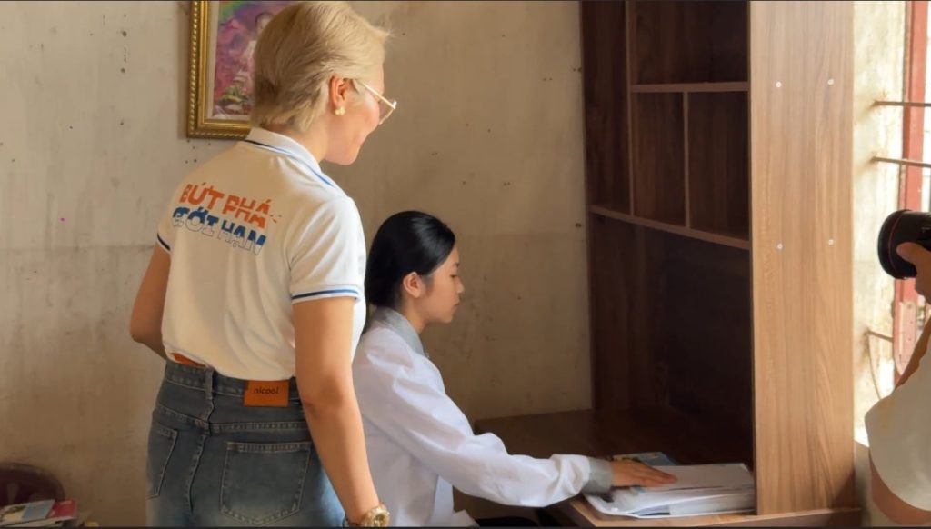 Góc học tập mới khang trang, đầy đủ ánh sáng hơn