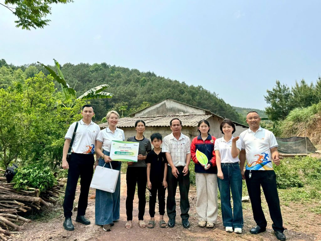 Khoản học bổng cùng kinh phí sửa chữa cho căn nhà của bà cháu em Thanh Nhàn