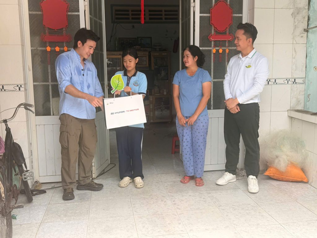 alt="Đại lá lành Hyundai Thành Công Việt Nam trò chuyện cùng em Bùi Thị Tuyết Vy"