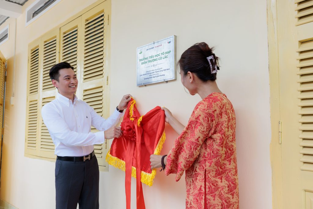alt="Đại diện Huyndai Thành Công Việt Nam và nhà trường trong nghi thức giật biển"