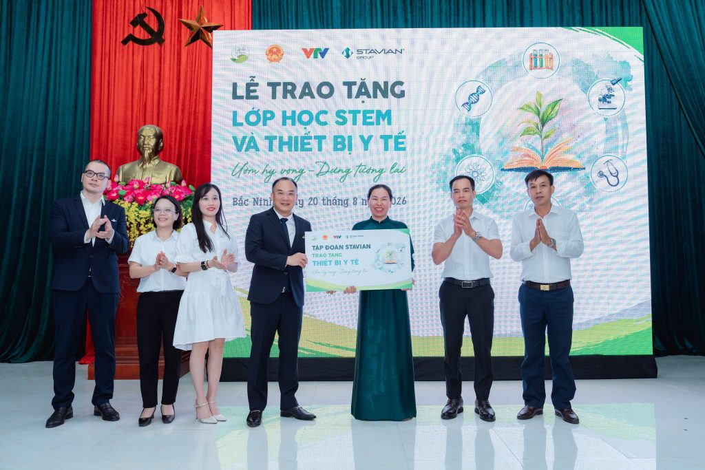alt="Tập đoàn Stavian trao tặng thiết bị y tế tại xã Trung Chính, tỉnh Bắc Ninh"