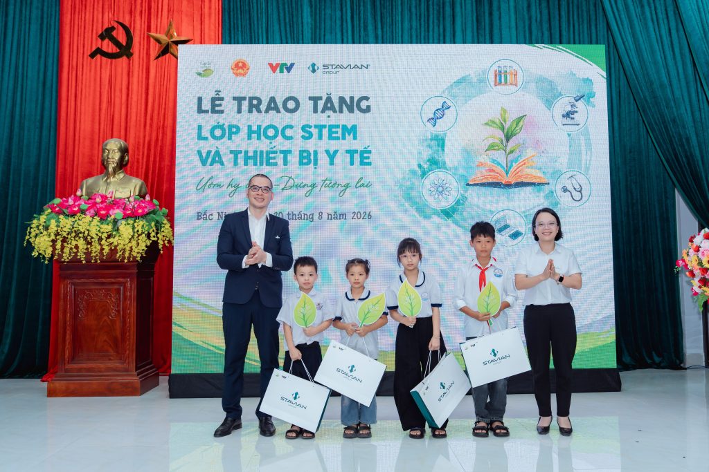 alt="Các suất học bổng được trao cho các em học sinh có hoàn cảnh khó khăn"