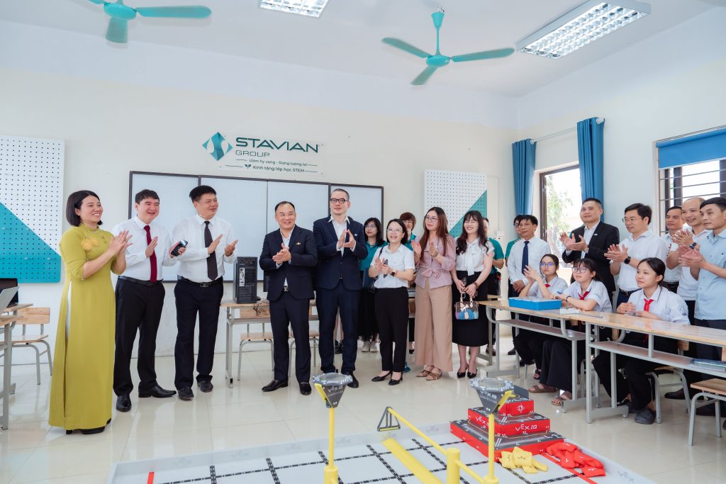 (alt="Lớp học STEM tại THCS Trung Chính chính thức được đưa vào sử dụng")