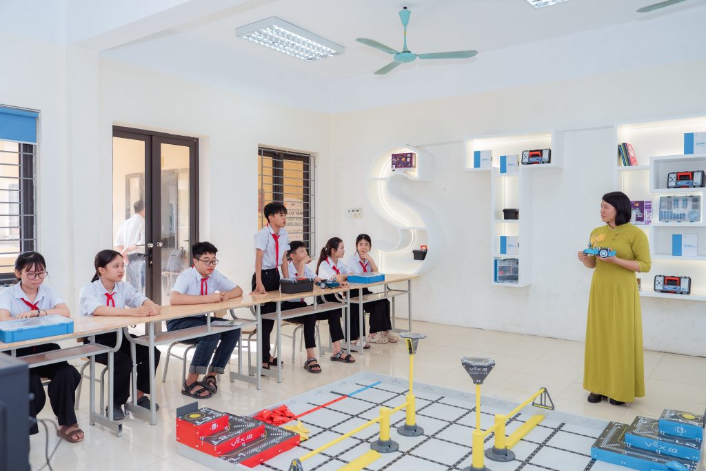 alt="Cô trò tại Trường THCS Trung Chính hứng khởi khi được giảng dạy và học tập trong lớp học STEM mới"