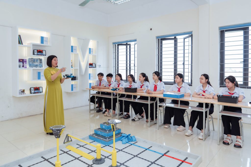 alt="Cô trò tại Trường THCS Trung Chính hứng khởi khi được giảng dạy và học tập trong lớp học STEM mới"
